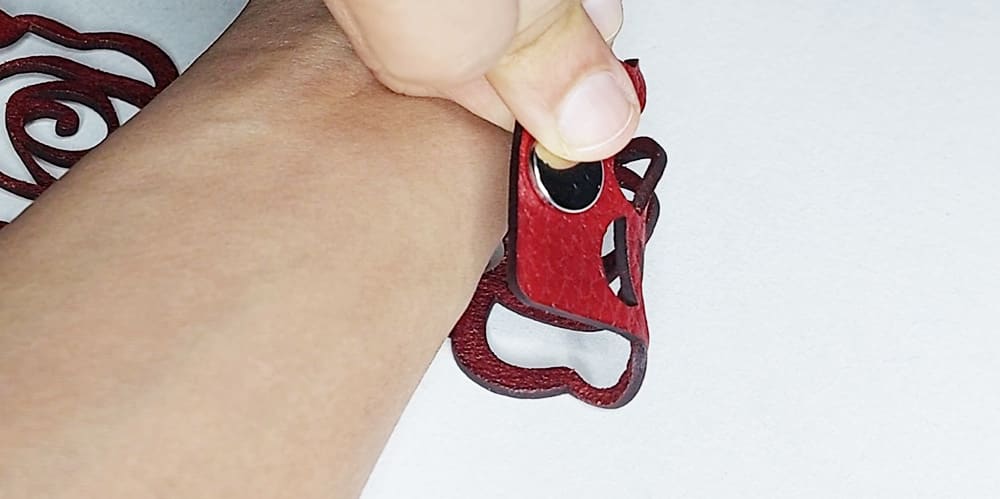 Correct button placement Shows correct placement of button